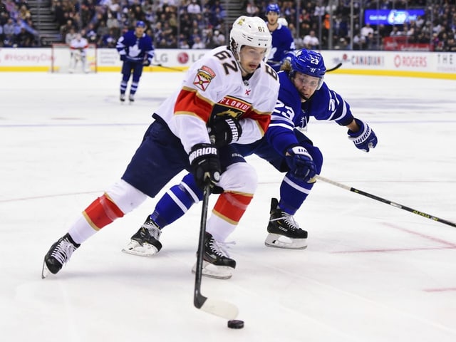 Denis Malgin, hier gegen Torontos Travis Dermott. Denis Malgin, hier gegen Torontos Travis Dermott.