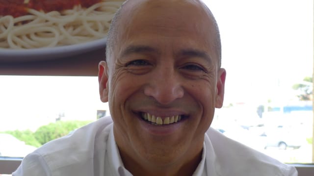 Lachender Mike Guingona. Lachender Mike Guingona.