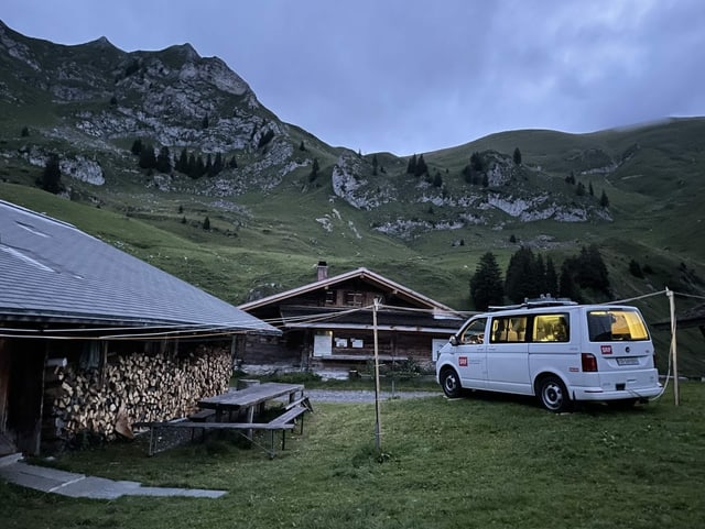 Frühmorgens auf der Alp Morgeten: Vom Sendebus aus schaltet sich Ralph Wicki live in die Morgensendung von Radio SRF 1 ein.