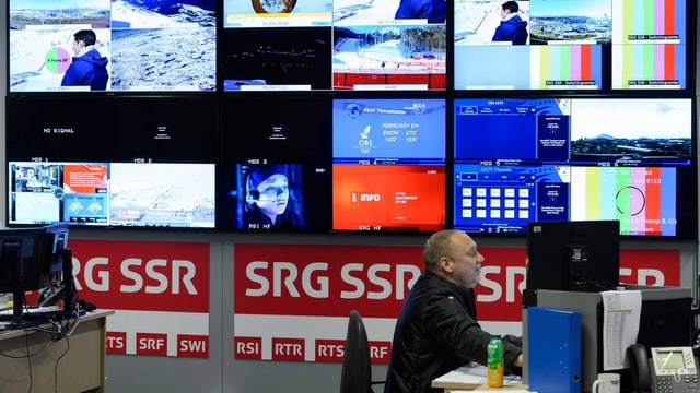 Mann vor vielen Bildschirmen Mann vor vielen Bildschirmen