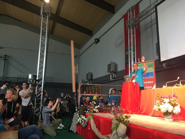 Alle machen ein Foto, die Bühne ist mit Blumenkränzen verziert. Alle machen ein Foto, die Bühne ist mit Blumenkränzen verziert.