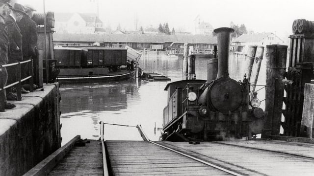 Die Dampflok landete beim Rangieren im See. Die Dampflok landete beim Rangieren im See.