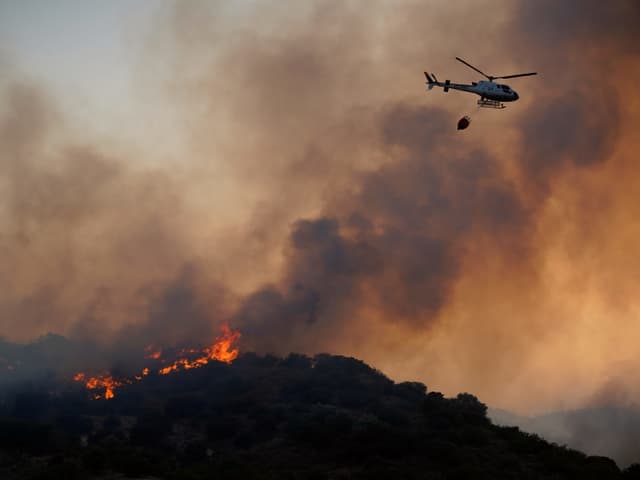 Löschhelikopter über Brandherd Löschhelikopter über Brandherd