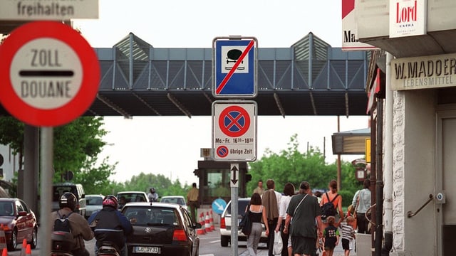 Grenzübergang mit Schild und Menschen