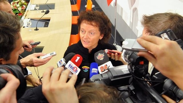 Widmer-Schlumpf nach der Pressekonferenz zur UBS-Rettung umringt von Medienleuten. Widmer-Schlumpf nach der Pressekonferenz zur UBS-Rettung umringt von Medienleuten.