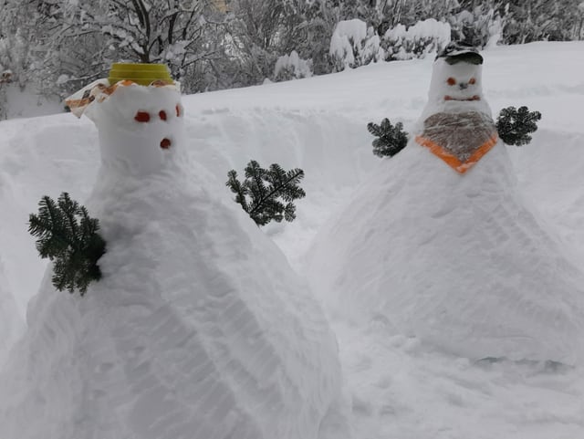 Zwei Schneegestalteen