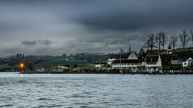 Sturmwarnung am Hafen Rapperswil. Sturmwarnung am Hafen Rapperswil.