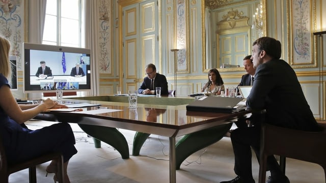 Macron an Videokonferenz. Macron an Videokonferenz.