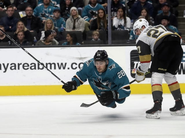 Timo Meier fällt gegen die Vegas Knights. Timo Meier fällt gegen die Vegas Knights.