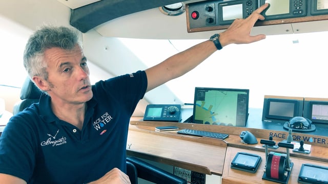 Ein Mann im Cockpit eines Schiffs. Ein Mann im Cockpit eines Schiffs.