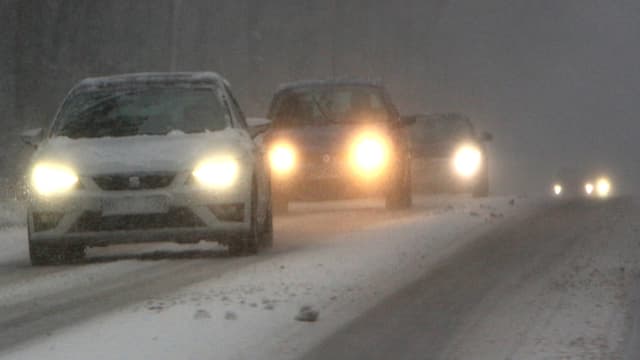 Autos auf schneebedeckter Strasse Autos auf schneebedeckter Strasse