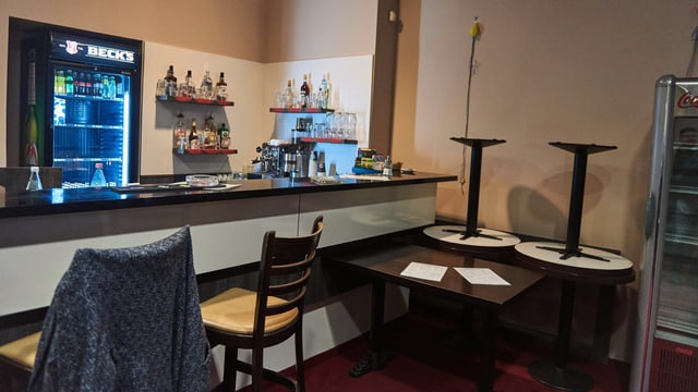 Eine trostlose Bar mit ein paar Stühlen. Eine trostlose Bar mit ein paar Stühlen.