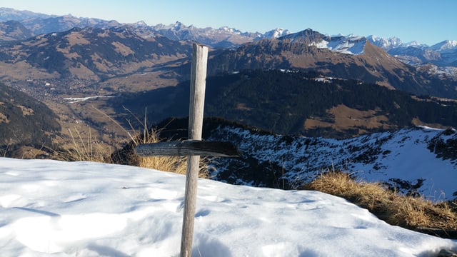 Blick auf das Saanenland und die ersten beschneiten Pisten im Jahr 2016.
