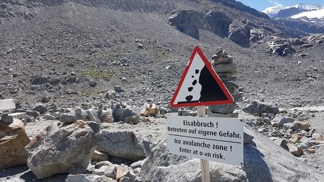 Eine Tafel im felsigen Tal warnt vor Eisabbrüchen. Eine Tafel im felsigen Tal warnt vor Eisabbrüchen.