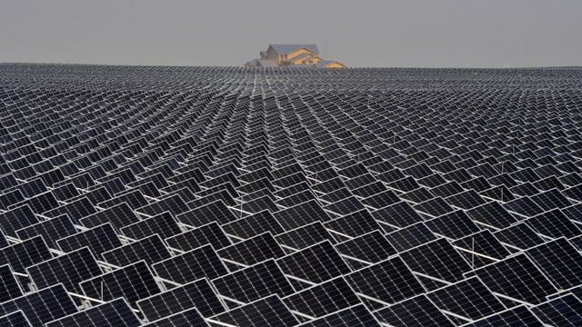 Solarpanels, so weit der Blick reicht. Solarpanels, so weit der Blick reicht.