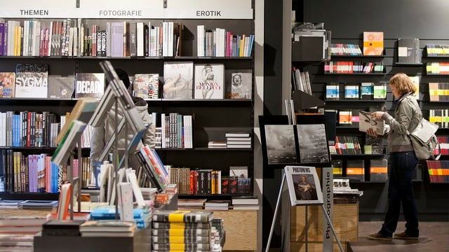 Eine Frau liest in einem Buch in einer Orell-Füssli-Filiale in Zürich Eine Frau liest in einem Buch in einer Orell-Füssli-Filiale in Zürich
