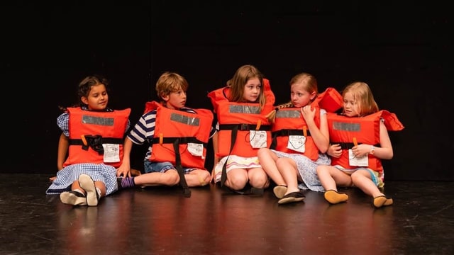 Kinder auf einer Bühne beim Theater spielen. Kinder auf einer Bühne beim Theater spielen.