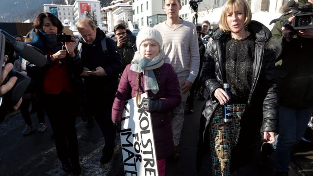 Greta Thunberg macht sich mit Begleitern und Journalisten auf den Weg zu ihrem Sitzstreik in Davos. Greta Thunberg macht sich mit Begleitern und Journalisten auf den Weg zu ihrem Sitzstreik in Davos.
