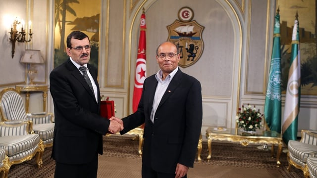 Ali Larayedh und Präsident Moncef geben sich im Präsidentenpalast die Hand. Ali Larayedh und Präsident Moncef geben sich im Präsidentenpalast die Hand.
