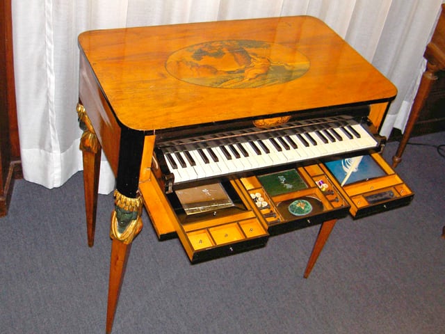 Historisches Klavier mit Schubladen. Historisches Klavier mit Schubladen.