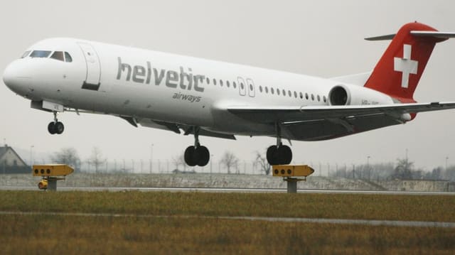 Flugzeug von Helvetic Airways hebt ab. Flugzeug von Helvetic Airways hebt ab.