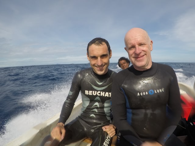 Forscher und Korrespondent in einem Schnellboot Forscher und Korrespondent in einem Schnellboot