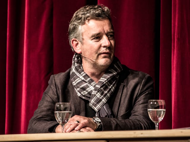 Michael Steiger sitzt am Tisch.