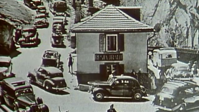 Schwarz-Weiss Fotografie der Gotthardstrasse mit vielen Autos Schwarz-Weiss Fotografie der Gotthardstrasse mit vielen Autos