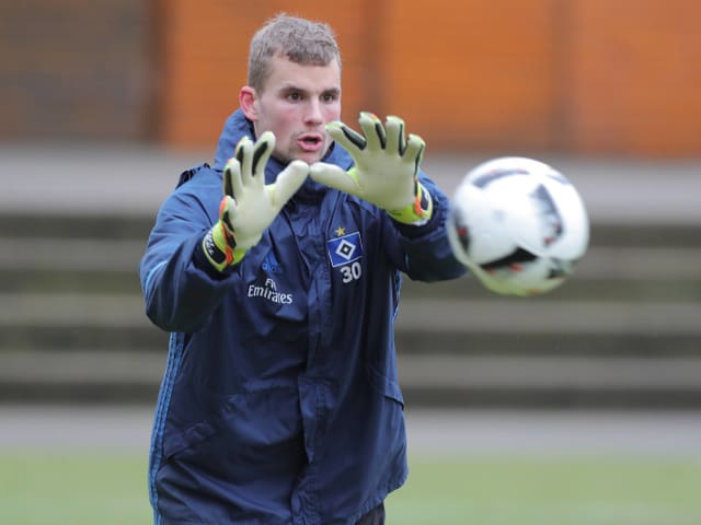 Andreas Hirzel hält einen Ball