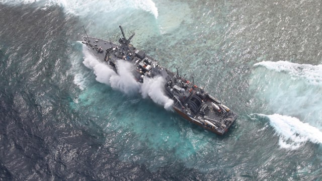 US-Kriegsschiff auf einem Korallenriff. US-Kriegsschiff auf einem Korallenriff.