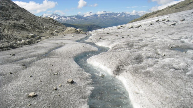 Die Gletscher mussten im Sommer 2015 stark leiden, so auch der Rhonegletscher. Die Gletscher mussten im Sommer 2015 stark leiden, so auch der Rhonegletscher.