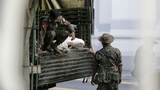 Soldaten in Burmas grösster Stadt Yangon nach dem Miltärputsch Soldaten in Burmas grösster Stadt Yangon nach dem Miltärputsch