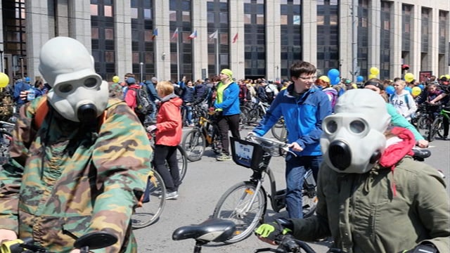 Zwei Velofahrer tragen Gasmasken Zwei Velofahrer tragen Gasmasken