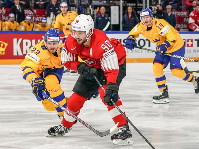 Roman Josi umringt von Schweden Roman Josi umringt von Schweden