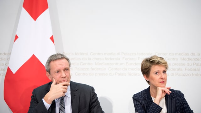 Martin Dumermuth da l'uffizi federal da giustia e sia scheffa, la cussegliera federala Simonetta Sommaruga. Martin Dumermuth da l'uffizi federal da giustia e sia scheffa, la cussegliera federala Simonetta Sommaruga.