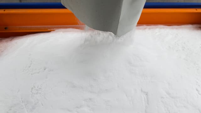 Streusalz in einem grossen Behälter Streusalz in einem grossen Behälter