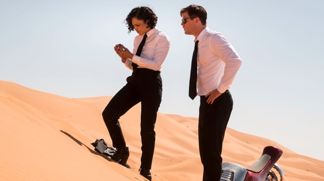 Tessa Thompson und Chris Hemsworth stehen in der Wüste. Tessa Thompson und Chris Hemsworth stehen in der Wüste.