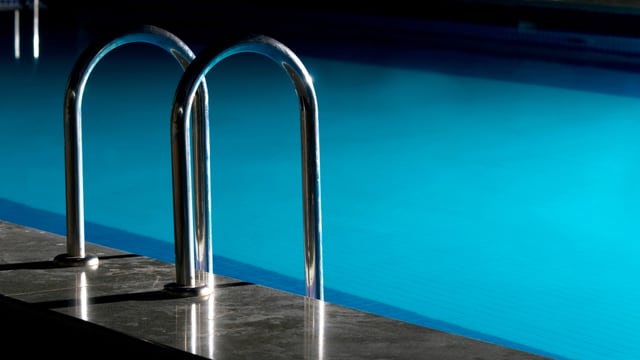 Einstieg in ein Wasserbecken Einstieg in ein Wasserbecken