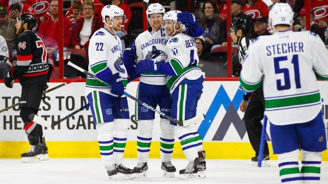 Daniel und Henrik Sedin beglückwünschen Sven Bärtschi zu dessen Treffer zum 5:2. Daniel und Henrik Sedin beglückwünschen Sven Bärtschi zu dessen Treffer zum 5:2.