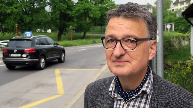 Porträt von Felix Kaufmann an einer Strasse Porträt von Felix Kaufmann an einer Strasse