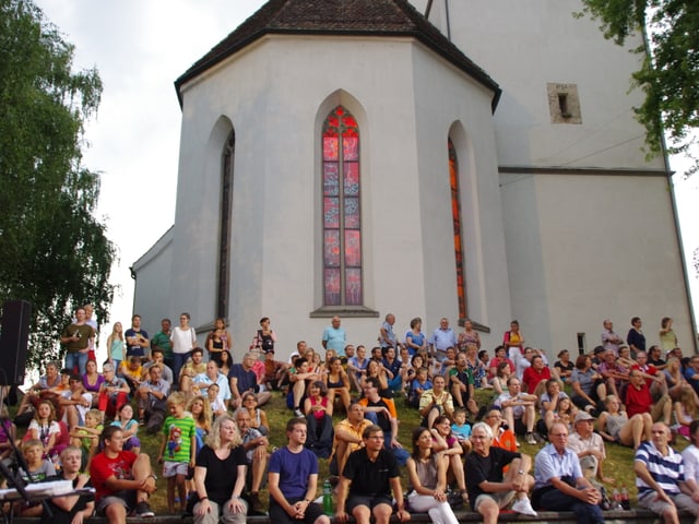 Noch mehr Publikum vor der Kirche auf dem Rathausplatz.