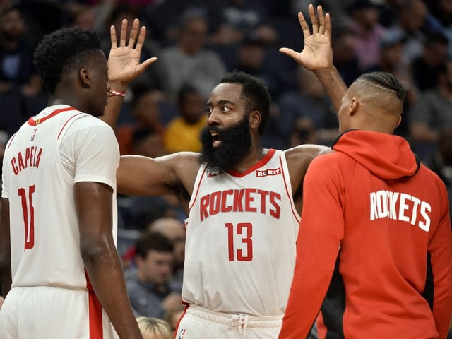 Clint Capela im Gespräch mit James Harden. Clint Capela im Gespräch mit James Harden.
