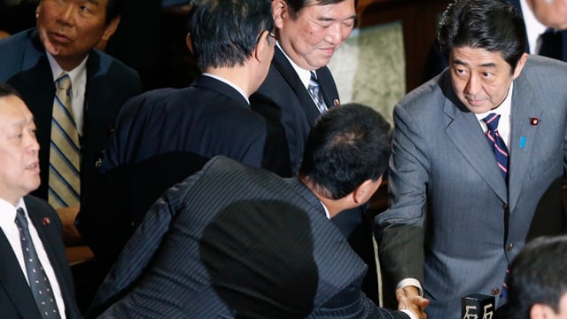 Shinzo Abe schüttelt Gratulanten die Hände. Shinzo Abe schüttelt Gratulanten die Hände.