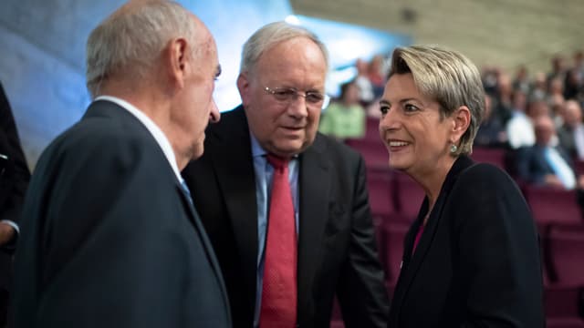 Hans-Rudolf Merz, Johann Schneider-Ammann und Karin Keller-Sutter im Gespräch Hans-Rudolf Merz, Johann Schneider-Ammann und Karin Keller-Sutter im Gespräch