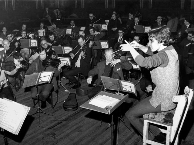 Die Schweizer Dirigentin Sylvia Caduff bei einer Probe mit dem Royal Philharmonic Orchestra in London. Die Schweizer Dirigentin Sylvia Caduff bei einer Probe mit dem Royal Philharmonic Orchestra in London.