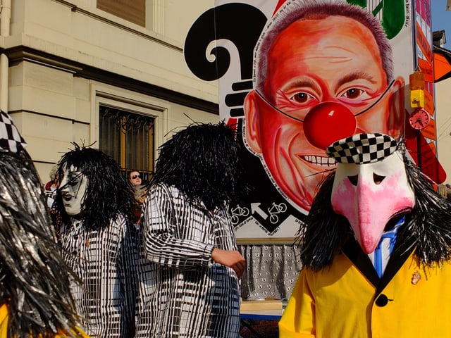 Hanspeter Wessels mit Clown-Nase auf Laterne.