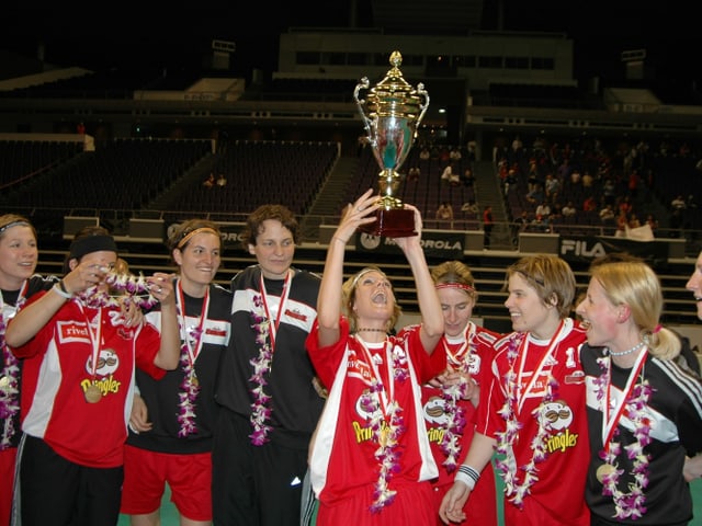In Singapur wird der Pokal in die Höhe gestemmt. In Singapur wird der Pokal in die Höhe gestemmt.