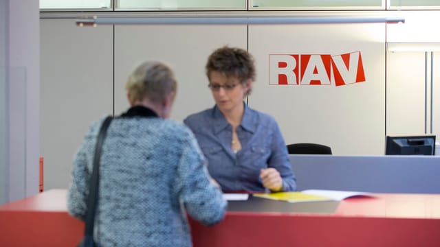 Symbolbild: Eine Frau an einem RAV-Schalter. Symbolbild: Eine Frau an einem RAV-Schalter.