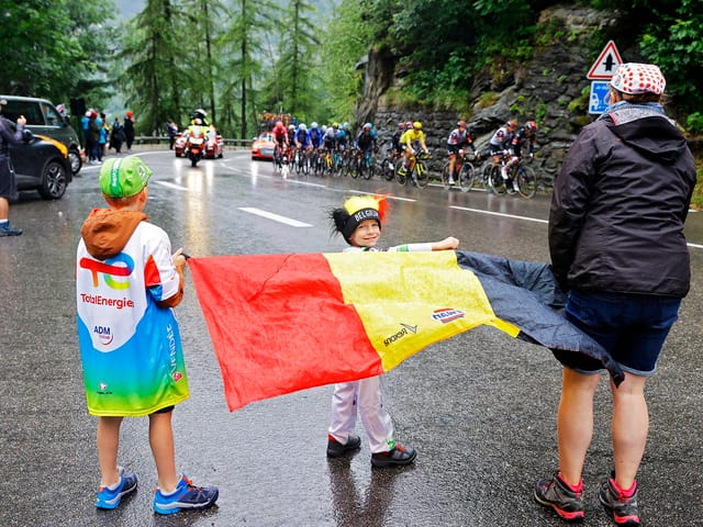 Kinder mit belgischer Flagge