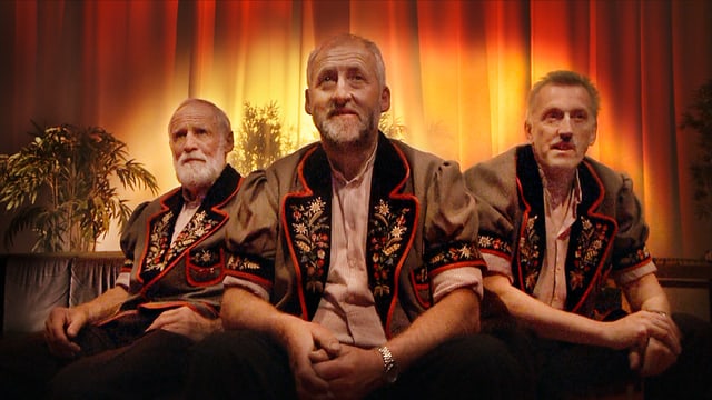 Dre Männer sitzend in traditioneller Schweizer Kleidung. Dre Männer sitzend in traditioneller Schweizer Kleidung.